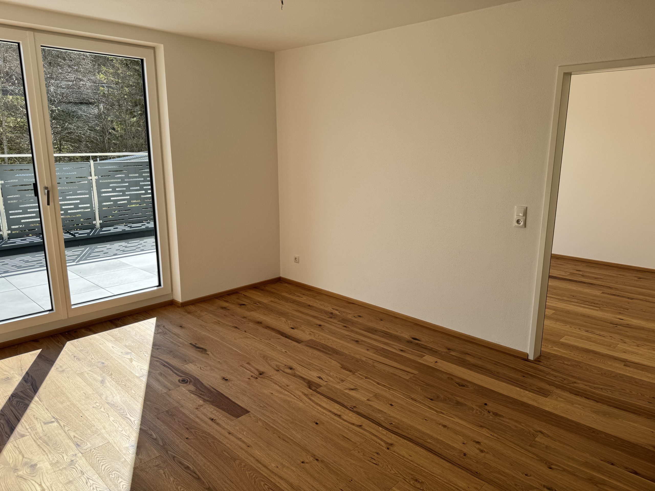 Modernes Zimmer mit Holzboden und Spiegeltür